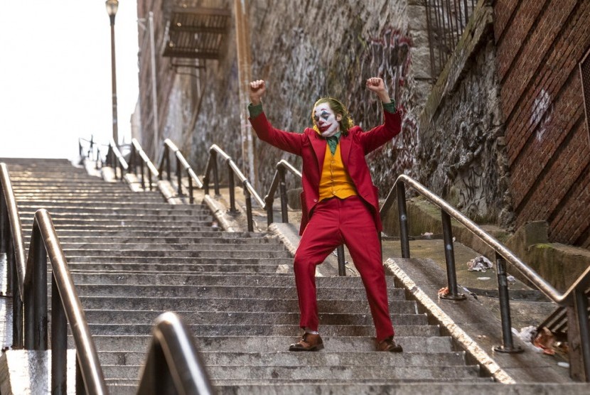 Film Joker. Joaquin Phoenix menari di tangga Bronx, New York dalam seri pertama. Joker: Folie Deux akan syuting di Los Angeles, California dengan insentif pajak.