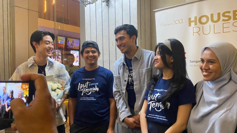 Film Laut Tengah yang tayang mulai 3 Oktober lalu di bioskop Indonesia mengadakan cinema visit ke Yogyakarta. Beberapa cast film Laut Tengah Yoriko Angeline, Aliando, Gabriel Prince, dan Ibrahim Risyad hadir mengunjungi bioskop XXI di Jogja City Mall, Sleman, Sabtu (5/10/2024).