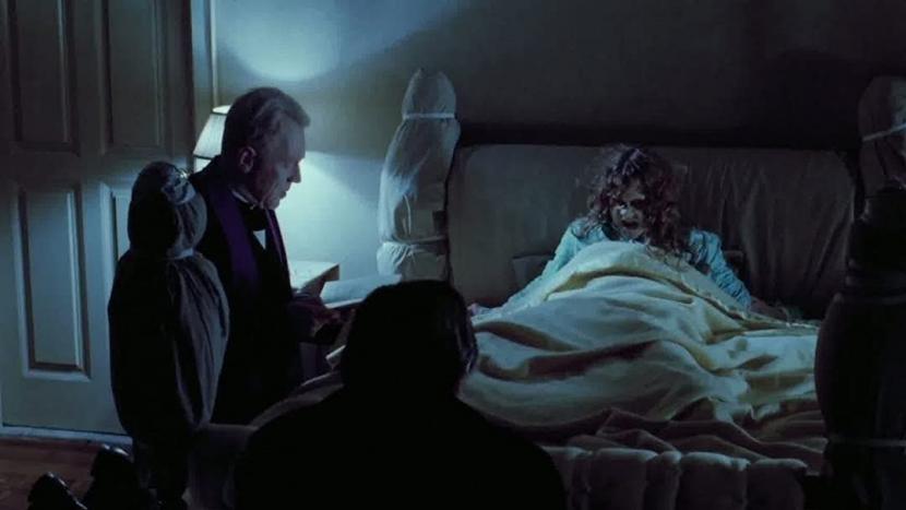 Salah satu adegan di film The Exorcist. The Exorcist kerap dijuluki sebagai film horor yang terkutuk. 