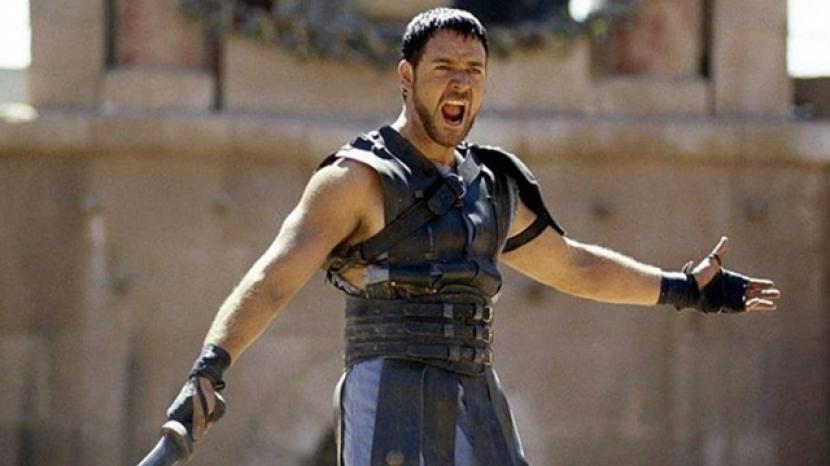 Russell Crowe saat memerankan Maximud di film Gladiator. Dia mengakui cemburu terhadap sekuel film Gladiator.