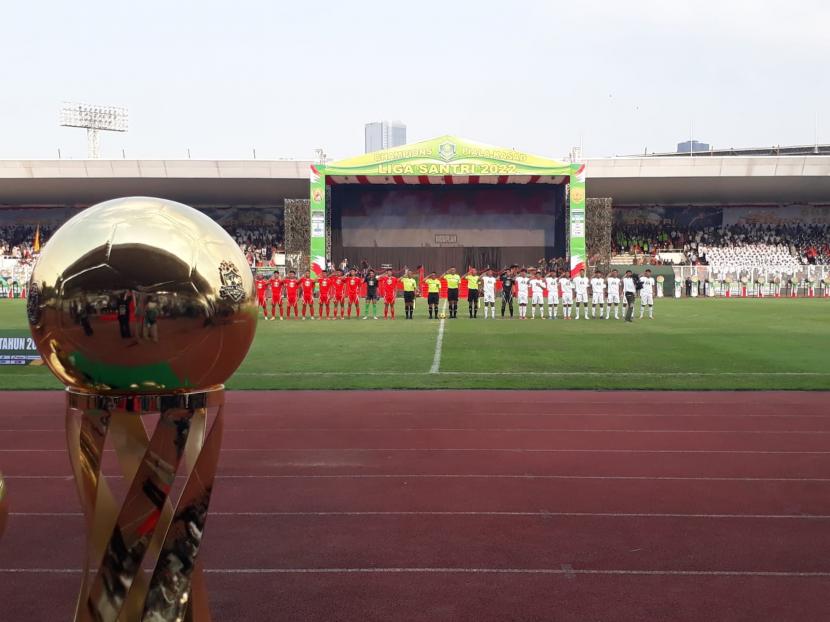 Final Piala KASAD Liga Santri 2022 antara Jabar 1 Vs Jatim 3 di Stadion Madya, Senayan, Jakarta, Sabtu (22/10). 