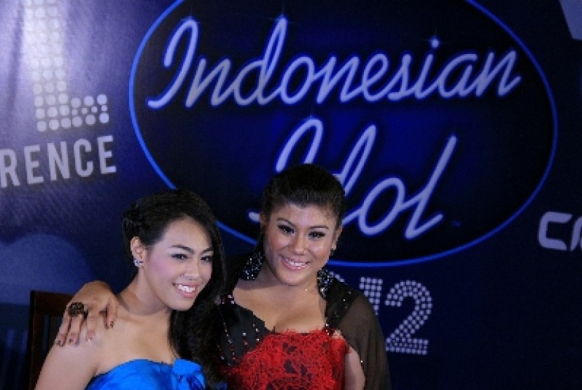 FINALIS INDONESIAN IDOL. Dua finalis gran Indonesian Idol, Regina (kanan) bersama Kamasean Mathew (kiri) saat hadir konferensi pers 