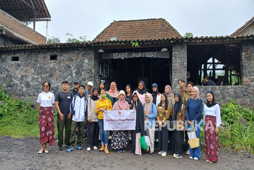 Finalis Kompetisi Cipta Rasa mengikuti Workshop Pengolahan Kopi Merapi di Kedai Kopi Merapi, di Petung, Kepuharjo, Kecamatan Cangkringan, Sleman, Rabu (04/12/2024)