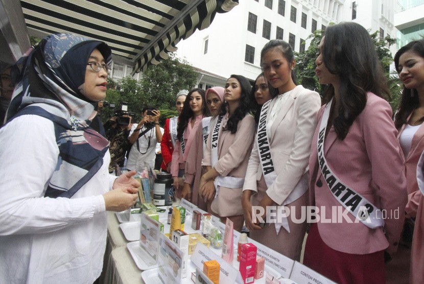 Finalis putri Indonesia mendengarkan penjelasan petugas Badan Pengawas Obat dan Makanan (BPOM) mengenai makanan dan kosmetik berbahaya saat pembekalan di Kantor BPOM, Jakarta, Rabu (4/3/2020). 