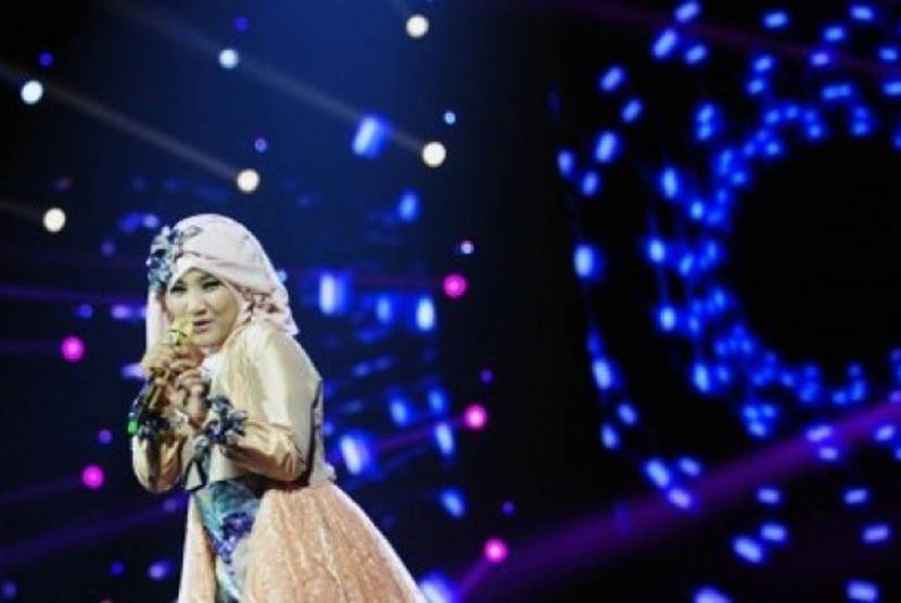 Finalis Xfactor Fatin Shidqia Lubis beraksi saat membawakan lagu 'good time' dalam babak grandfinal ajang Xfactor Indonesia pertama di Jakarta, Jumat (24/5/2013 ).Fatin berhasil menjadi pemenang pertama mengalahkan finalis lainnya Novita Dewi. 