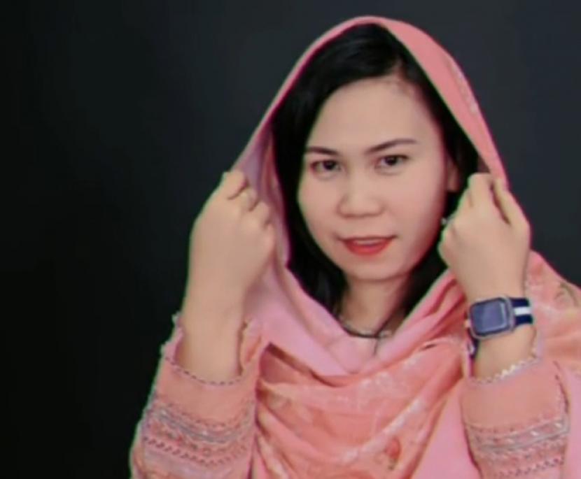 Influencer Tiktok Fiona James yang sekarang dipanggil Zainab setelah jadi mualaf. 