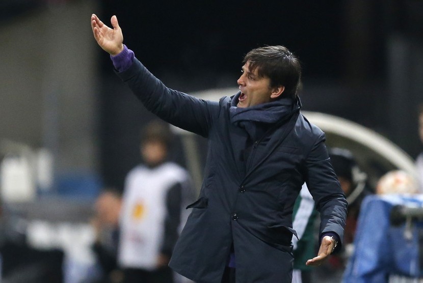 Fiorentina's coach Vincenzo Montella gestures during his Europa League Group K soccer match against Guingamp at the Roudourou stadium in Guingamp, November 27, 2014. 