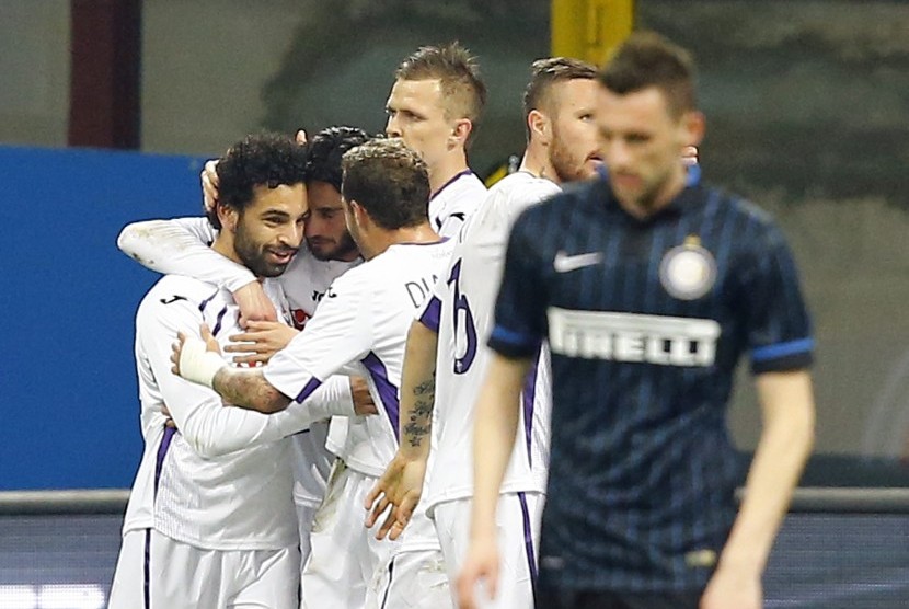 Fiorentina's Mohamed Salah (L) celebrates with teammates after scoring a goal against Inter Milan during their Serie A soccer match at San Siro stadium in Milan March 1, 2015.