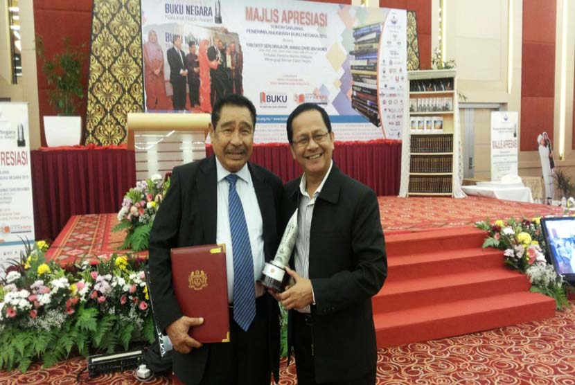 Firdaus Umar (kiri) bersama Ketua Ikapi DKI Jakarta Afrizal Sinaro, seusai menerima penghargaan Tokoh Perbukuan ASEAN 2015 di PWTC Kuala Lumpur, Malaysia, Senin (4/1).