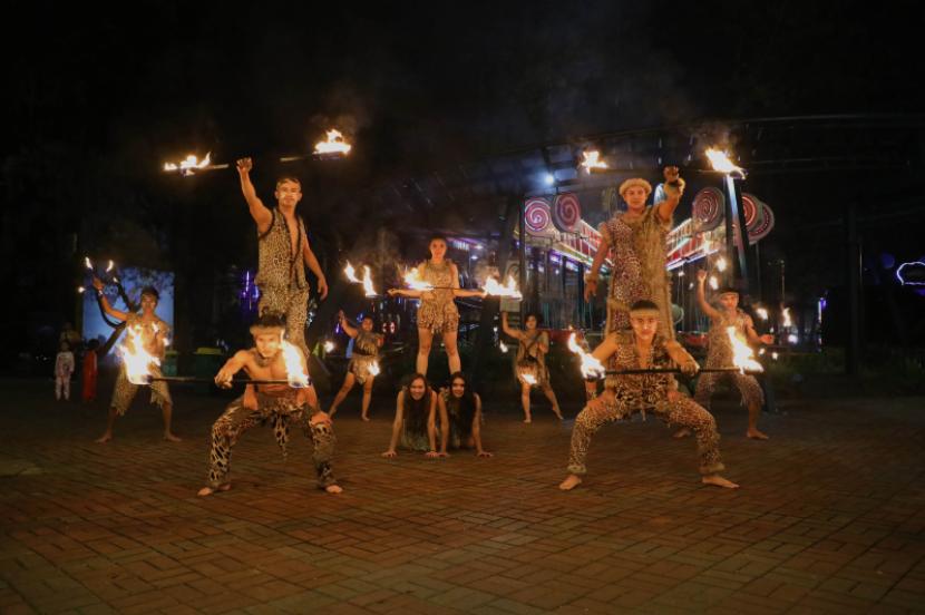 Fire Dance Show saat Safari Malam di Taman Safari Bogor.