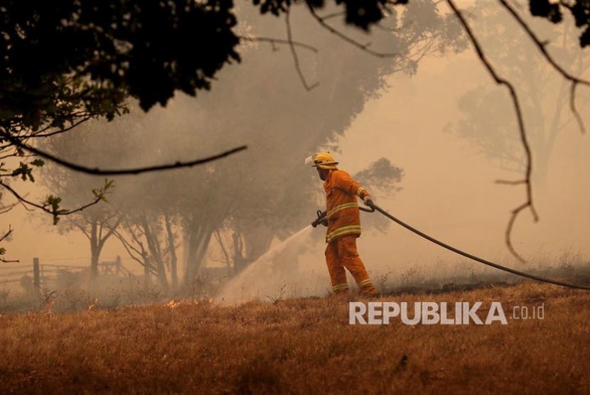 Petugas berusaha memadamkan api di Ridge Road di Woodside, Adelaide Hills, Adelaide, Australia, Jumat (20/12).