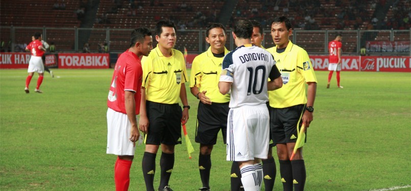 Firman Utina dan Landon Donovan bertindak sebagai kapten masing-masing tim pada laga persahabatan LA Galaxy vs Timnas Indonesia Selection di stadion GBK jakarta, Rabu (30/11). (Republika Online/Fafa)