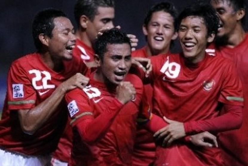 Firman Utina (dua kiri) saat memperkuat timnas Indonesia di Piala AFF 2010