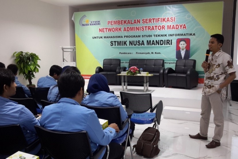 Firmansyah saat memberi pembekalan kepada mahasiswa STMIK Nusa Mandiri yang akan menghadapi sertifikasi network administrator madya.