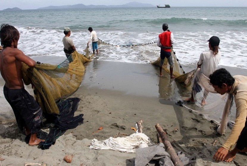 Fishermen work in Banda Aceh. Sea pollution threats people who earn their livehood from the sea. (illustration) 