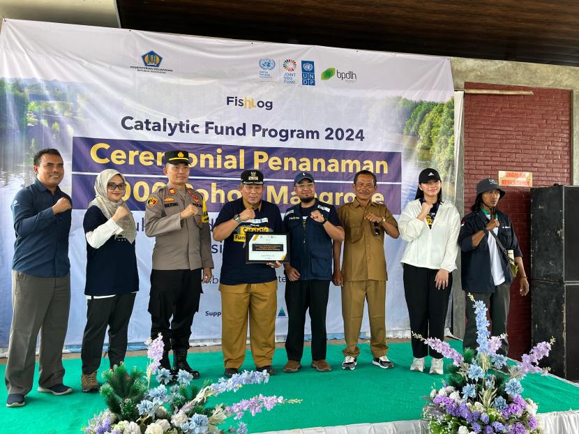 FishLog bekerjasama dengan BPDLH dan UNDP Indonesia menanam ribuan mangrove di Muara Gembong.