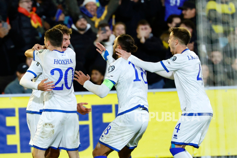 Fisnik Asllani dari Kosovo, kiri, merayakan gol pembuka bersama rekan satu timnya dalam pertandingan kualifikasi Grup B Piala Dunia 2026 antara Swedia dan Kosovo, Selasa, 14 Oktober 2025 dini hari WIB di Gothenburg, Swedia. 