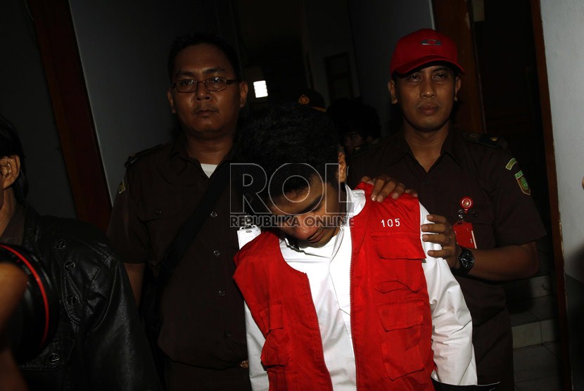 Fitra Rahmadani (FR) alias Doyok dikawal petugas masuk ke ruang sidang di Pengadilan Negeri Jakarta Selatan.  (Republika/Adhi Wicaksono)