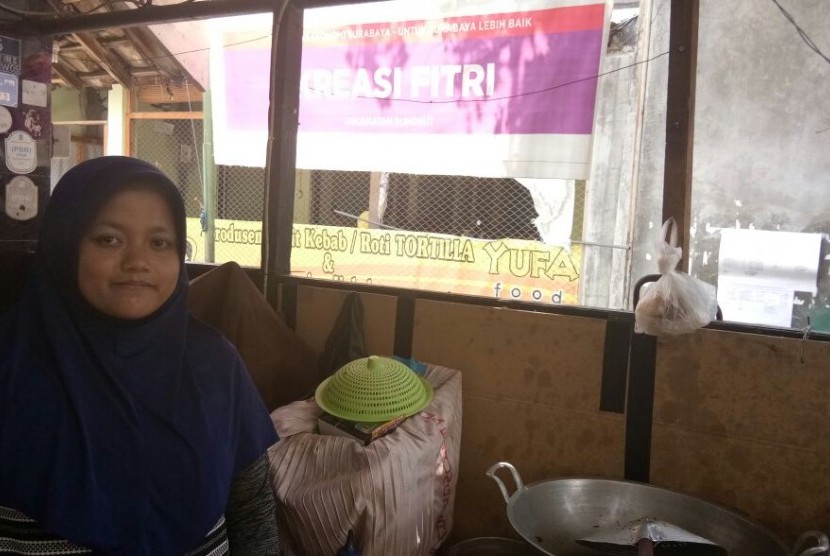 Fitri (20 tahun) di toko Kreasi Fitri di Kampung Kue, yang proses produksnya menggunakan gas bumi.