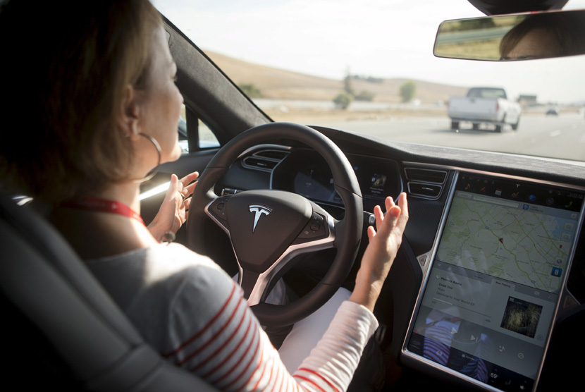 Fitur Autopilot baru ditunjukkan dalam Tesla Model S selama acara Tesla di Palo Alto, California 14 Oktober 2015. ( REUTERS / Beck Diefenbach )