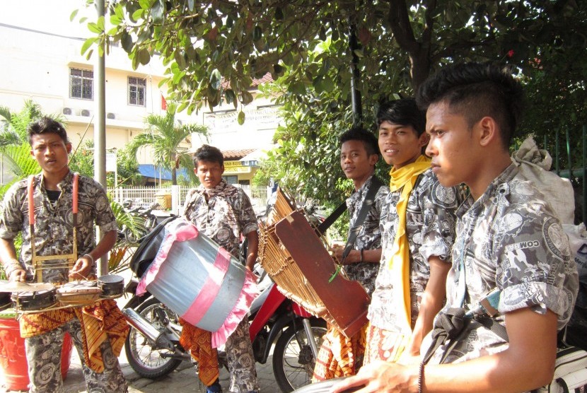  Five street singers from Tegal, Central Java, perform in Glodok, Jakarta.