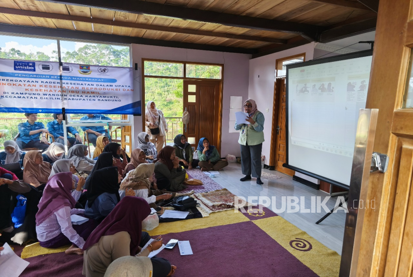 FK Unisba lakukan edukasi, pelatihan, dan pendampingan kesehatan reproduksi dan pemeriksaan kehamilan.  