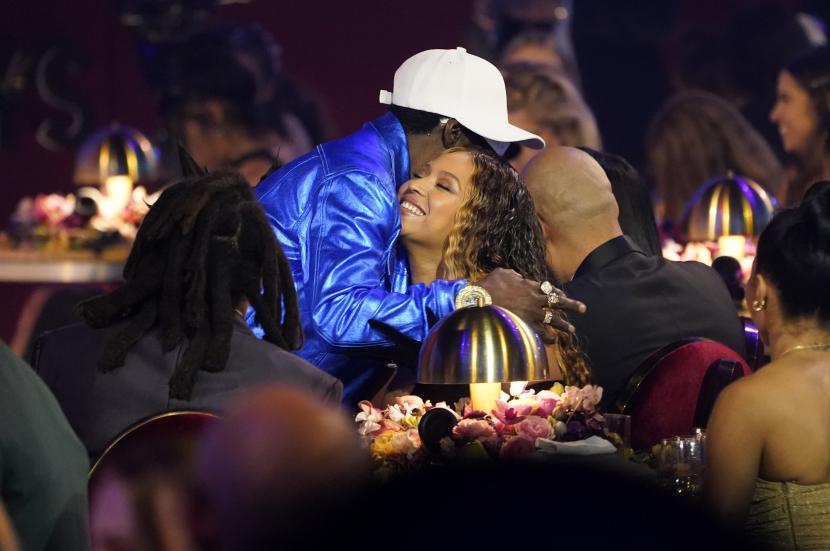  Flavor Flav (kiri) memeluk penyanyi Beyonce di kursi penonton Grammy Awards di Los Angeles, AS,  pad Ahad (5/2/2023). Beyonce tak sempat naik pentas untuk menerima piala Grammy-nya akibat terjebak macet.