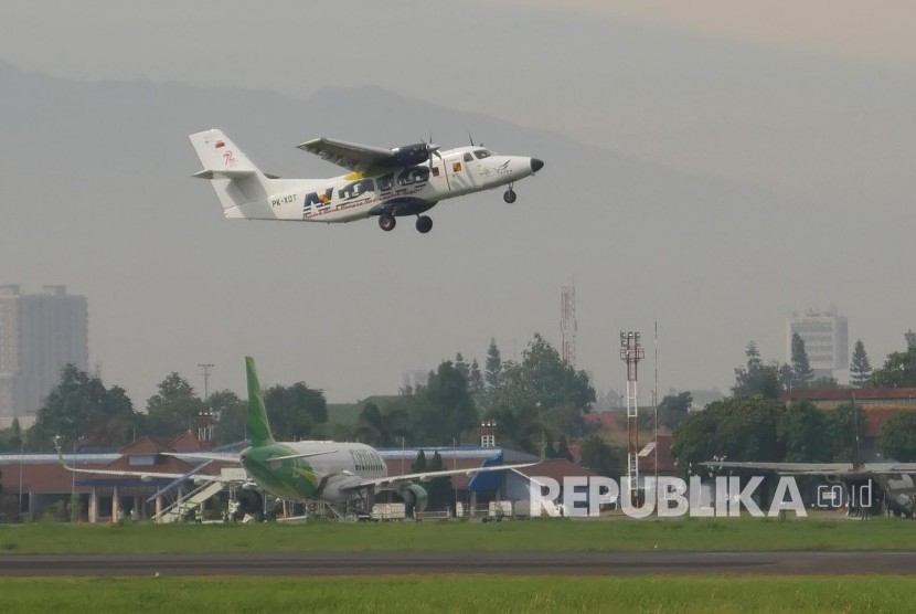 Flight Test pesawat N219 di landasan pacu Bandara Husain Sastranegara, Kota Bandung, Rabu (16/8). 