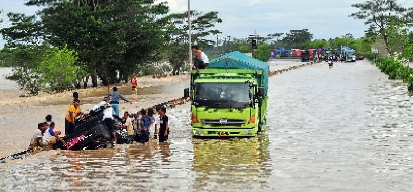 Flood hit a toll road that connect Jakarta and Merak. (file photo)