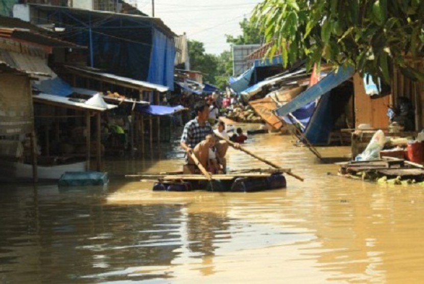 Flood inundates a village in Indonesia. Indonesia Red Cross (PMI) of Bojonegoro, East Java, has held a flood simulation exercise in coordination with Norwegian Red Cross on Monday. (illustration)