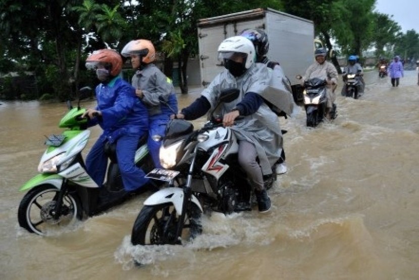 Flood inundates the road in Purworejo, Central Java, last weekend. (File photo)