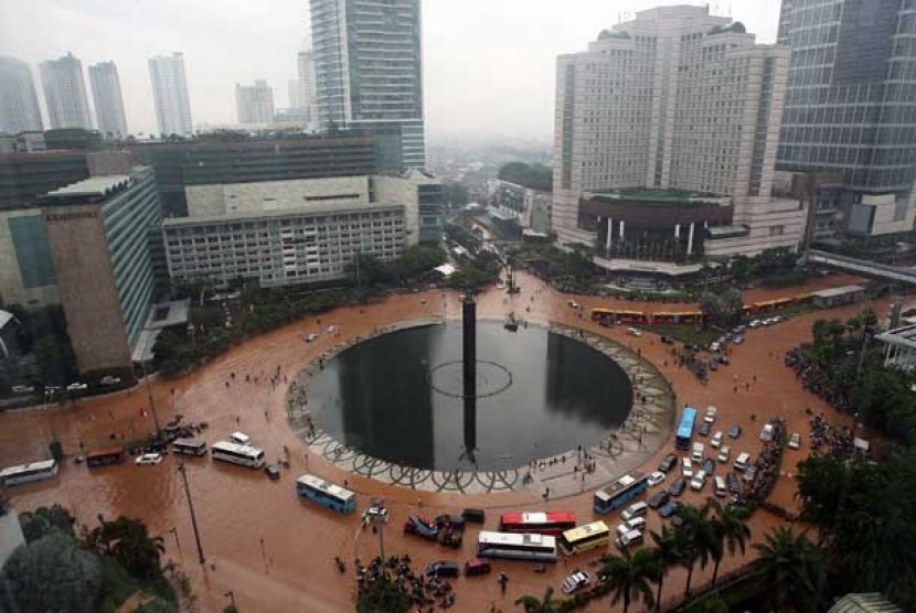 Floods inundate the famed Hotel Indonesia Roundabout, where rally or protest usually take place. 