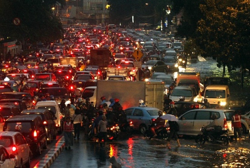 Floods inundated several areas in some roads in Jakarta. In 2030, some areas in the capital city may not only be flooded but also under water due to the increasing of sea level. (file photo)