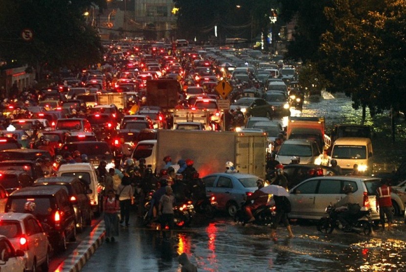 Floods inundated several areas in some roads then trigger heavy traffic jams as cars and motorcycles use Transjakarta lanes in Jakata on Wednesday. (file photo)