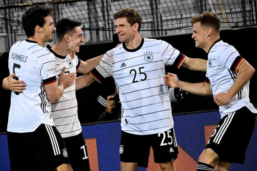 Florian Neuhaus (kedua kiri) berselebrasi bersama para pemain Jerman selepas menjebol gawang Denmark dalam laga pemanasan Euro 2020. Jerman ditahan imbang Denmark 1-1.