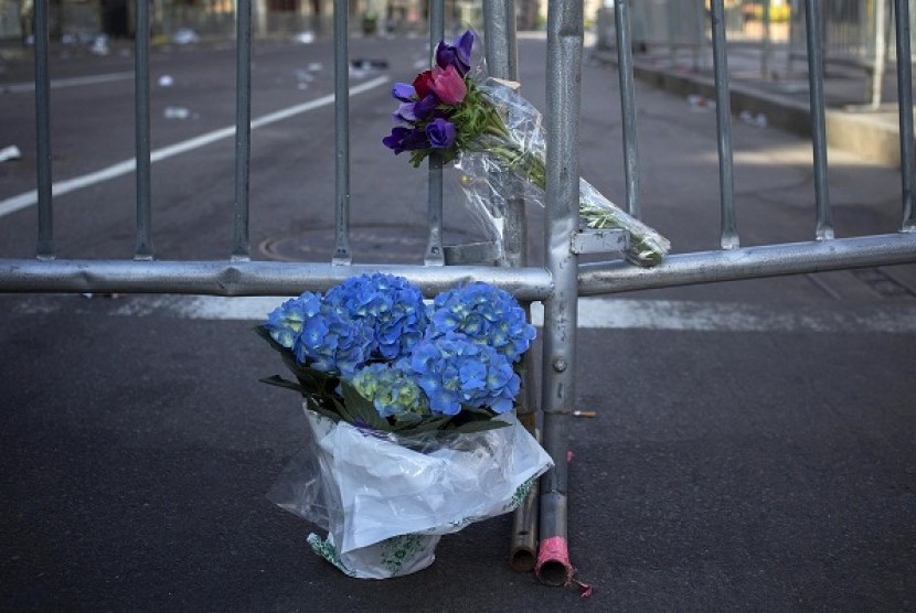 Flowers are seen at the barricaded entrance at Boylston Street near the finish line of the Boston Marathon in Boston, Massachusetts April 16, 2013. No Indonesian injures in the incident. 