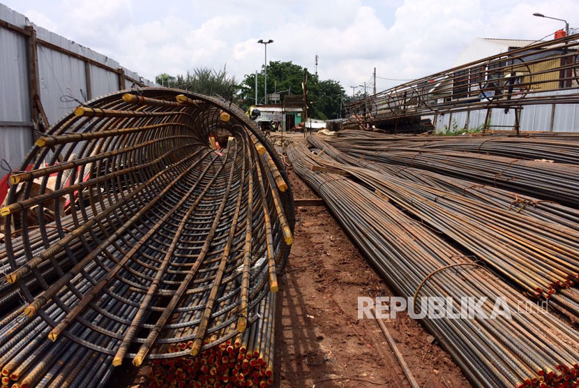 Flyover Cipinang masih dalam tahap pembangunan fondasi, Selasa (21/3) siang. Pembuatan per besi sebagai fondasi diperkirakan sekitar tiga bulan. 