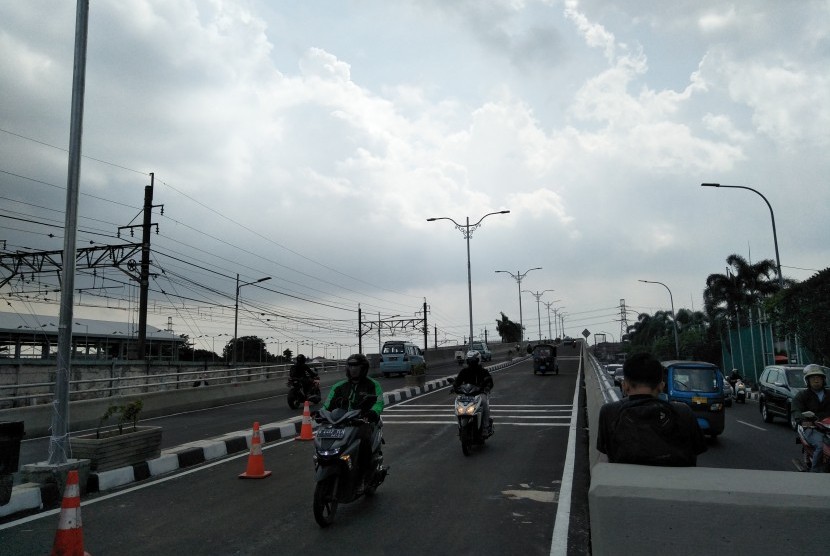 Flyover Cipinang Lontar resmi dilakukan uji coba, Selasa (27/2).