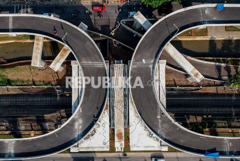 Jembatan penyeberangan orang (JPO) yang ada di Flyover Flyover Lenteng Agung belum selesai dibangun.