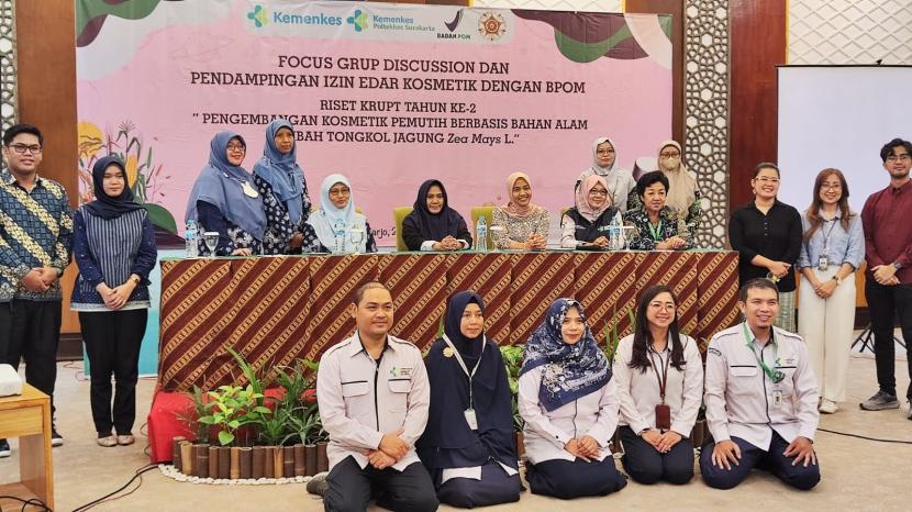  Focus Group Discussion dan Pendampingan Izin edar Kosmetik dengan BPOM terkait Riset KRUPT Tahun ke-2 dengan Judul Pengembangan Kosmetik Pemutih Berbasis Bahan Alam Limbah Tongkol Jagung (Zea Mays), di Syariah Hotel Solo, Solo, Jawa Tengah, Kamis (25/4/2024).