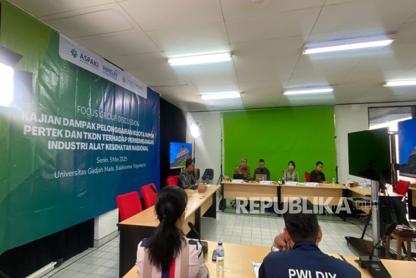 Focus Group Discussion (FGD) bertajuk Kajian Dampak Pelonggaran Kuota Impor, Pertek, dan TKDN terhadap Perkembangan Industri Alat Kesehatan Nasional yang diselenggarakan di Fakultas Kedokteran, Kesehatan Masyarakat dan Keperawatan (FK-KMK) Universitas Gadjah Mada (UGM), Senin (5/5/2025).