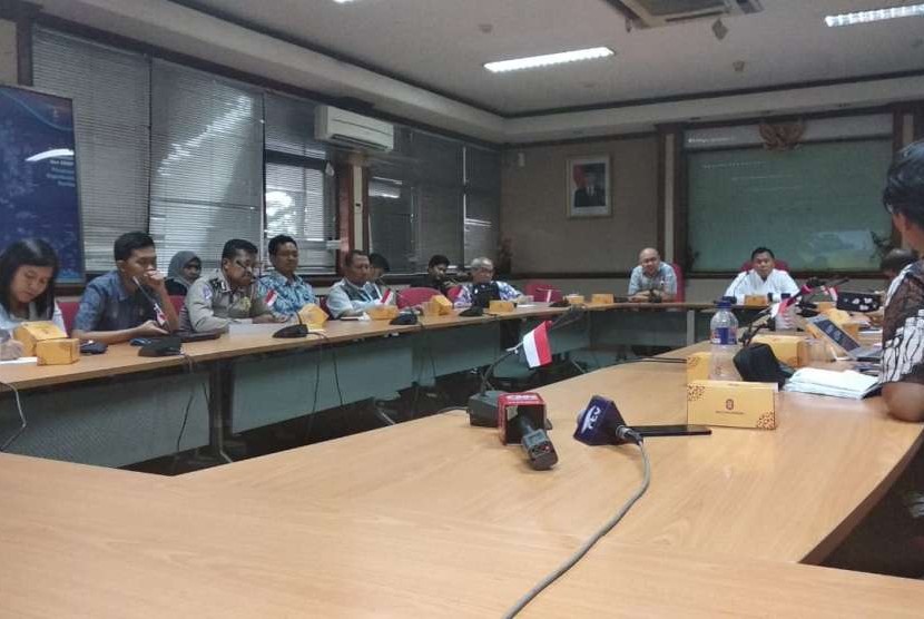 Focus group discussion (FGD) yang digelar di kantor Dinas Perhubungan dan Transportasi (Dishubtrans) dihadiri berbagai pihak, dari Kepolisian, Dishubtrans, Koalisi Pejalan Kaki, Masyarakat Transportasi dan pihak terkait. Beberapa peserta FGD ini menginginkan agar sistem ganjil genap dipermanenkan. FGD juga memaparkan berbagai sisi positif dari sistem ganjil genap yang diterapkan selama gelaran Asian Games 2018, Jakarta, Jumat (31/8).