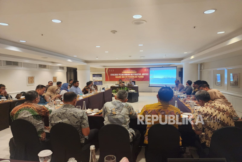 Focus Group Discussion (FGD) yang diselenggarakan Pusat Penelitian dan Pengembangan Konstitusi dan Hak Asasi Manusia (P3KHAM) Universitas Sebelas Maret (UNS) di hotel Santika, Yogyakarta, Jumat (21/2/2024). 