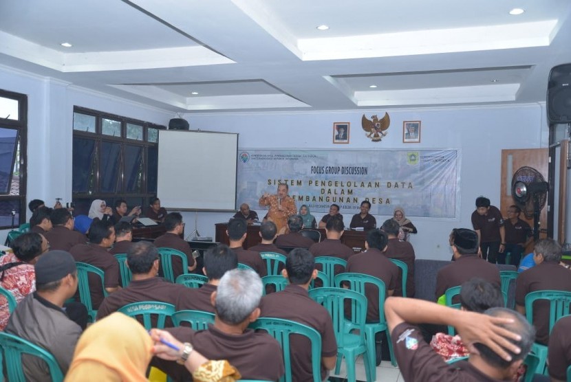 Focus Group Discussion Sistem Pengelolaan Data dalam Pembangunan Desa di Kantor Kecamatan Citeureup, Kabupaten Bogor, Jawa Barat, Kamis (9/5).