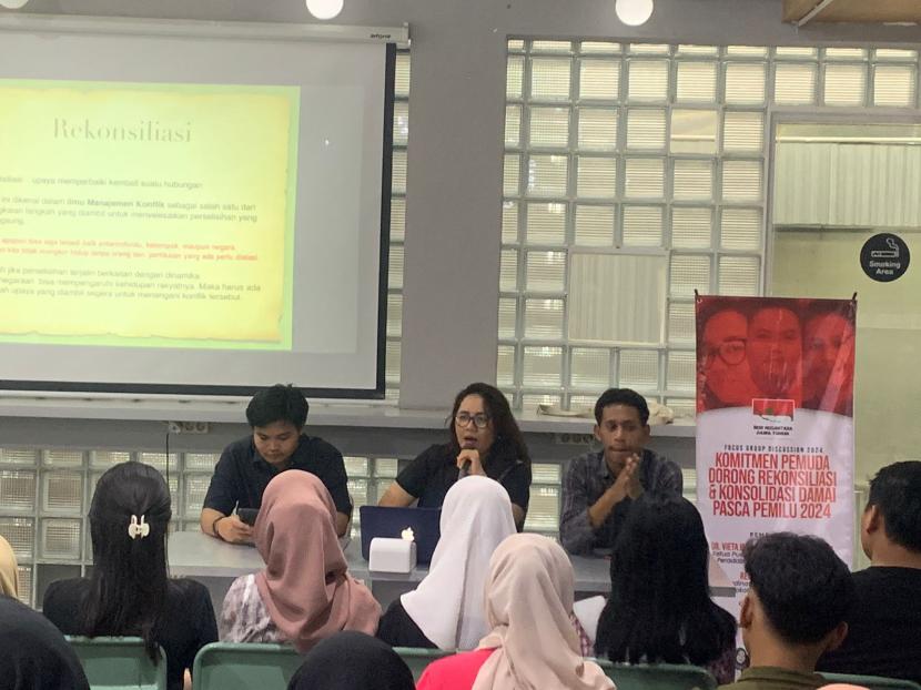 Focus group discussion tentang penguatan literasi politik dan konsolidasi damai pasca Pemilu 2024 pada Kamis (28/3/2024) sore di Komunitas Coffee Space, Gubeng, Surabaya. 