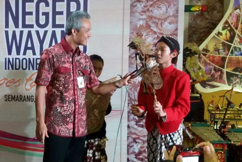 Foe Jose Amadeus Khrisna (memegang wayang) bersama dengan Gubernur Jawa Tengah, Ganjar Pranowo