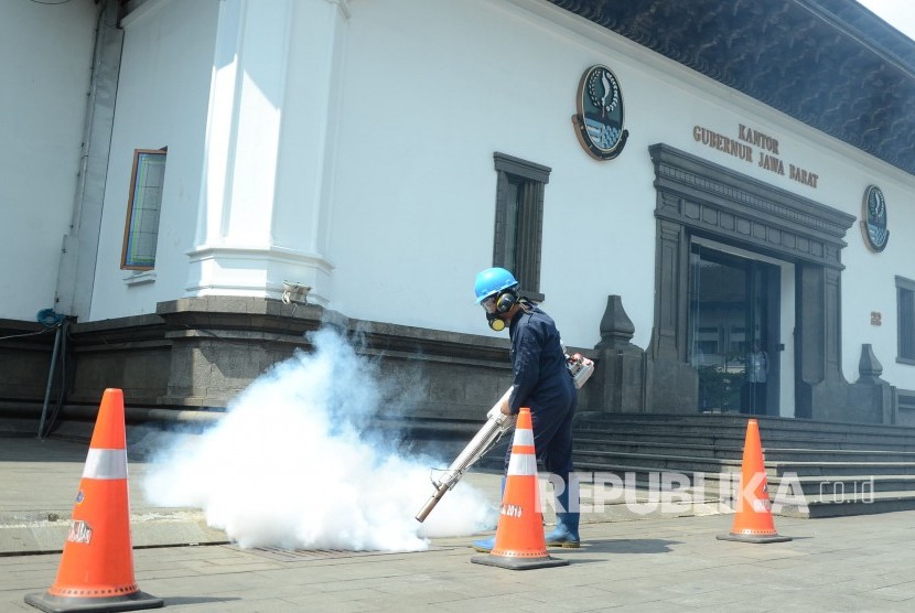 Fogging atau pengasapan untuk mencegah wabah DBD dilakukan di komplek Gedung Sate, Jalan Diponegoro, Kota Bandung, Jumat (8/2).