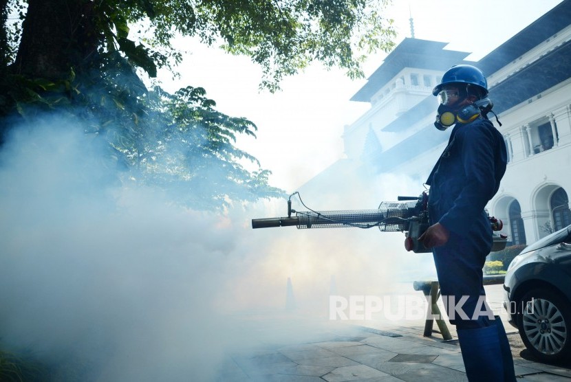 Fogging atau pengasapan untuk mencegah wabah DBD dilakukan di komplek Gedung Sate, Jalan Diponegoro, Kota Bandung, Jumat (8/2).