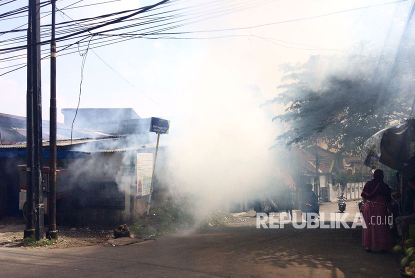 Fogging darurat RW 03, Kelurahan Rambutan, Kecamatan Ciracas, Jakarta Timur, karena telah ditemukan tiga kasus DBD dan hasil positif banyak jentik nyamuk di rumah warga. 