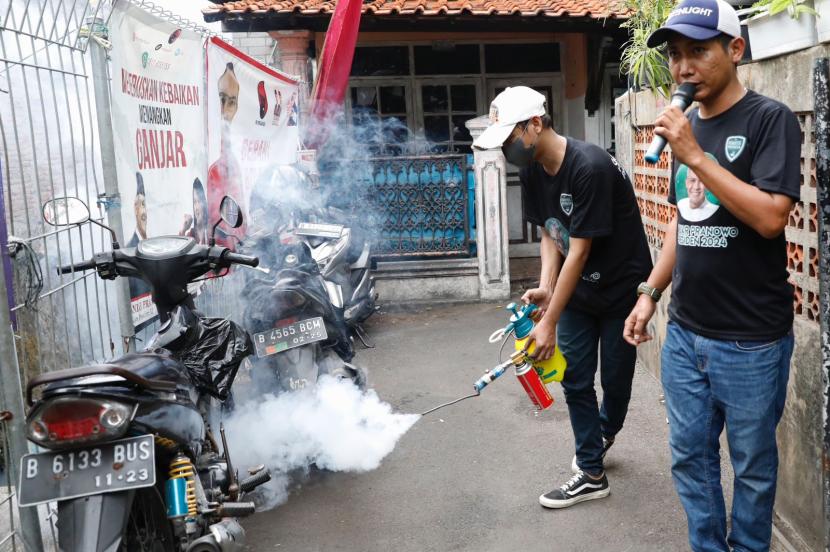 Fogging demam berdarah dengue (DBD) bagi warga di Kelurahan Kemanggisan, Kecamatan Palmerah, Jakarta Barat. 